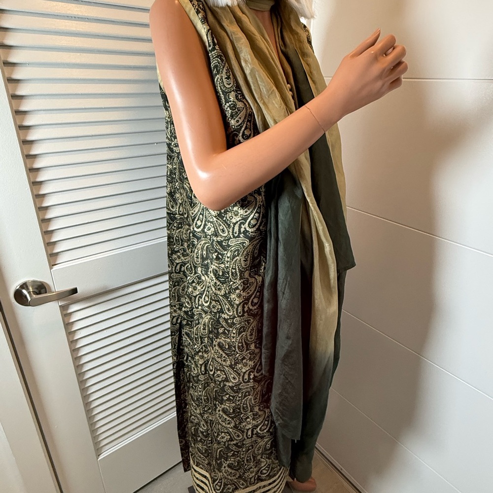 Elegant Black and Gold Paisley Kurta Set. - Picture 4 of 13